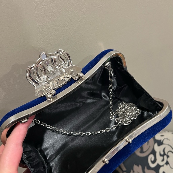 Blue velvet clutch with crystal latch - Picture 5 of 6